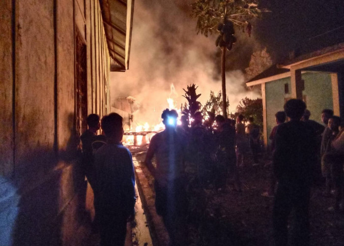 Diduga Korsleting Listrik, Dua Rumah di Lebong Hangus Terbakar