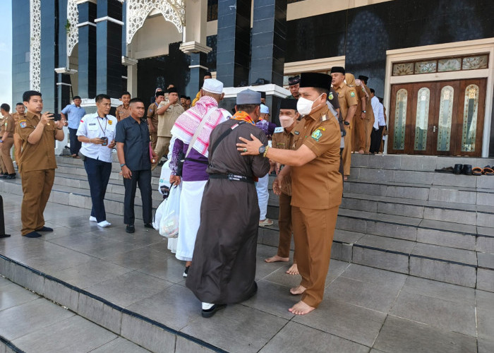 Bupati Lebong Azhari Sambut Kepulangan 94 Jemaah Haji 