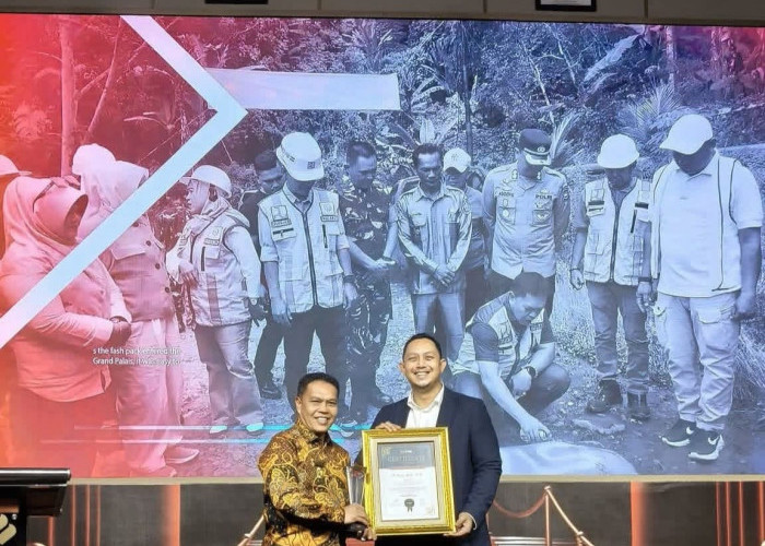 Prestasi Gemilang, Bupati Azhari Raih Dua Penghargaan The Change Maker Award 2026