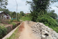 Tumpukan Material Proyek Tanpa Plang di Pagar Agung Bahayakan Pengendara
