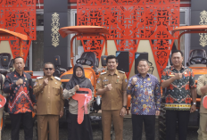 Pemkab BU Salurkan Bantuan Traktor Multifungsi