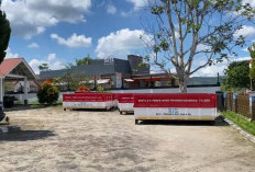 7 Bak Arm Roll Merah Putih Masih Mejeng di Halaman Kantor DLH