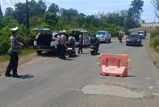 Satlantas Polres Bengkulu Utara Tambal Jalan Berlobang