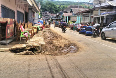 Penampakan Ruas Jalan yang Terendam Banjir Bandang Ini Dipenuhi Warga yang Bersih-bersih dan Jemur Barang