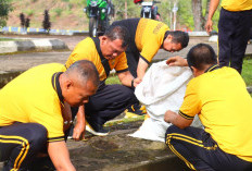 Polres Lebong Gelar Gerakan Indonesia Asri Bersih-Bersih di Danau Picung