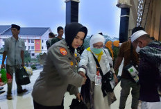 Penyambutan Kepulangan Jamaah Haji Disambut Isak Tangis Keluarga