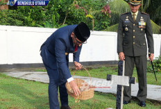 Prosesi Tabur Bunga di TMP Ratu Samban