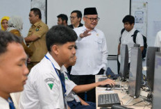 Tinjau Hari Pertama Pelaksanaan TKA SMP, Mendikdasmen Minta Siswa Jujur