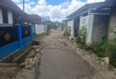 Galian Pipa SPAM Rusak Jalan Pemukiman, Warga Amen Minta Perbaikan Segera