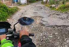Warga Tambang Saweak Protes Ruas Jalan Rusak Tak Masuk Proyek Rp 30 Miliar