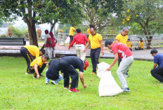 Aksi Jumat Bersih, Polres Lebong Angkut Sampah di Taman Karang Nio