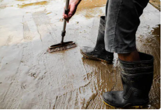 Panduan Lengkap Cara Membersihkan Lumpur di Lantai Agar Bersih Mengkilap