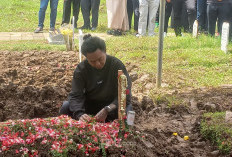 Lula Lahfah Meninggal Dunia, Reza Arap Berjongkok Lalu Cium Pusara