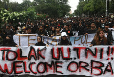 Teriakan ‘Revolusi’ Menggema, Demo Tolak UU TNI di Malang Ricuh