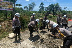 Polres Bengkulu Utara Tambal Jalan Berlubang