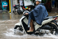 Lakukan 5 Pengecekan Penting Ini Setelah Motor Matic Nekat Menerjang Genangan Air