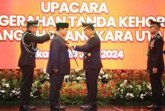 Prabowo Terima Tanda Kehormatan Bintang Bhayangkara Utama Polri