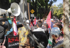 Diadang Brimob-TNI, Massa Tolak Hasil Pemilu Berdatangan di Depan Gedung KPU