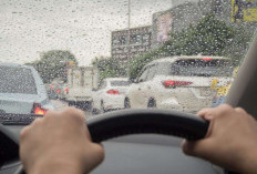 Tips Bertahan Aman di Mobil Saat Terjebak Hujan Badai