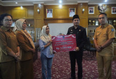 Bupati Serahkan Bantuan Biaya Pendampingan