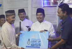 Bupati Arie Safari Ramadhan di Desa Tanah Hitam, PLN Serahkan Bantuan Listrik Gratis