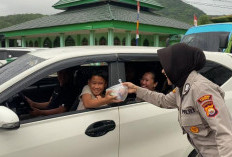 Kapolres Lebong Bagikan Takjil di Pasar Muara Aman, Warga Sambut Antusias