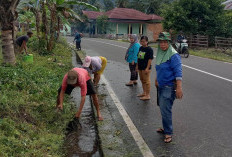 Warga Masih Buang Sampah ke Irigasi, Pjs Kades Karang Anyar Soroti Rendahnya Kesadaran