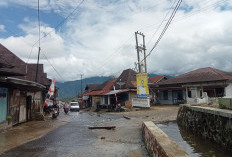 Gorong-Gorong Tersumbat Sampah, Jalan Semelako II Tergenang Air