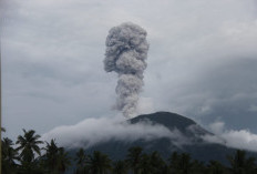 Gunung Ibu di Maluku Utara Erupsi, Lontarkan Abu Setinggi 1.000 Meter