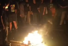 Bentrokan Dalam Aksi Tolak UU TNI Pecah, Polisi Pukul Mundur Dengan Tongkat Panjang, Mahasiswa Alami Luka