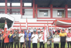 Pemkab Bengkulu Utara Bagikan Bendera Merah Putih
