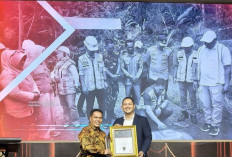 Prestasi Gemilang, Bupati Azhari Raih Dua Penghargaan The Change Maker Award 2026