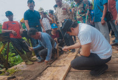 Bupati BU Turun Tangan Bersama Warga Swadaya Perbaiki Jembatan 