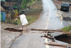 Gorong-gorong Jalan Tik Sirong Jebol, Camat Minta Pengendara Berhati-hati