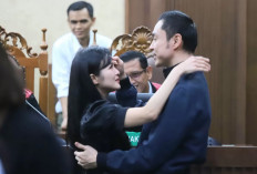 Momen Sandra Dewi Melepas Rindu, Peluk Sang Suami Harvey Moeis Usai Menjalani Persidangan di Pengadilan Negeri