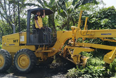 Tanpa Anggaran Daerah, Bupati Arie Turun Langsung Bersihkan Jalan