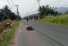 Jalan Provinsi Amblas, Warga Pasang Ban Bekas 