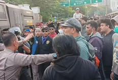 Polisi Brimob Dikerahkan Pukul Mundur Mahasiswa Demo di Gedung DPR, Malah Sempat Bentrok dengan Jawara