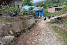 Warga Keluhkan Jalan Rusak Menuju Balai Desa Danau Liang