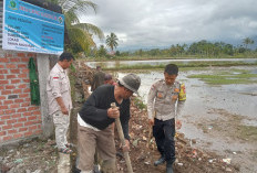 Bhabinkamtibmas Polsek Lebong Tengah Aktif Bergotong Royong Membangun Desa