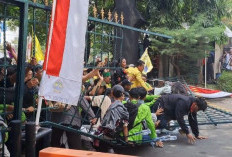 Massa Mahasiswa Meradang Berteriak: Turunkan Jokowi, Hancurkan Raja Jawa