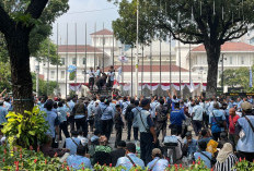 Sopir JakLingko Demo di Balai Kota, Ini Tuntutan yang Disampaikan