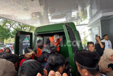 Ratusan Simpatisan Sambut Kedatangan Abdul Wahid di Rutan Sialang Bungkuk