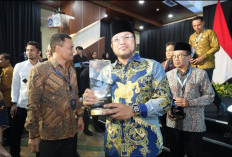 Jadi Daerah Terbaik dalam Kolaborasi SPMB, Kaltim Terima Anugerah dari Mendikdasmen
