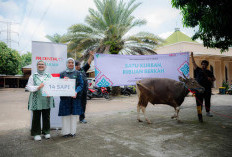 Prudential Syariah Bagikan Daging Kurban untuk Komunitas Rentan