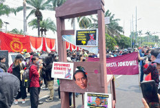 Demo Besar di DPR, Massa Aksi Membawa Poster Menohok Jokowi