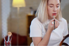 AWET SEHARIAN! 5 Lipstik Waterproof Murah yang Tahan Lama di Bawah 30 Ribuan