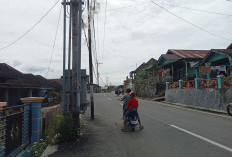 Warga Tunggu Janji Pemindahan Tiang Listrik di Jalan Inpres