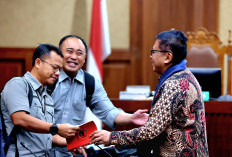 Saat Hasto Serahkan Buku Spritualitas PDIP kepada Jaksa KPK