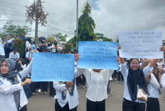 Ruang Kerja Disegel, Massa FPBKL Desak Copot Plt. Bupati Lebong